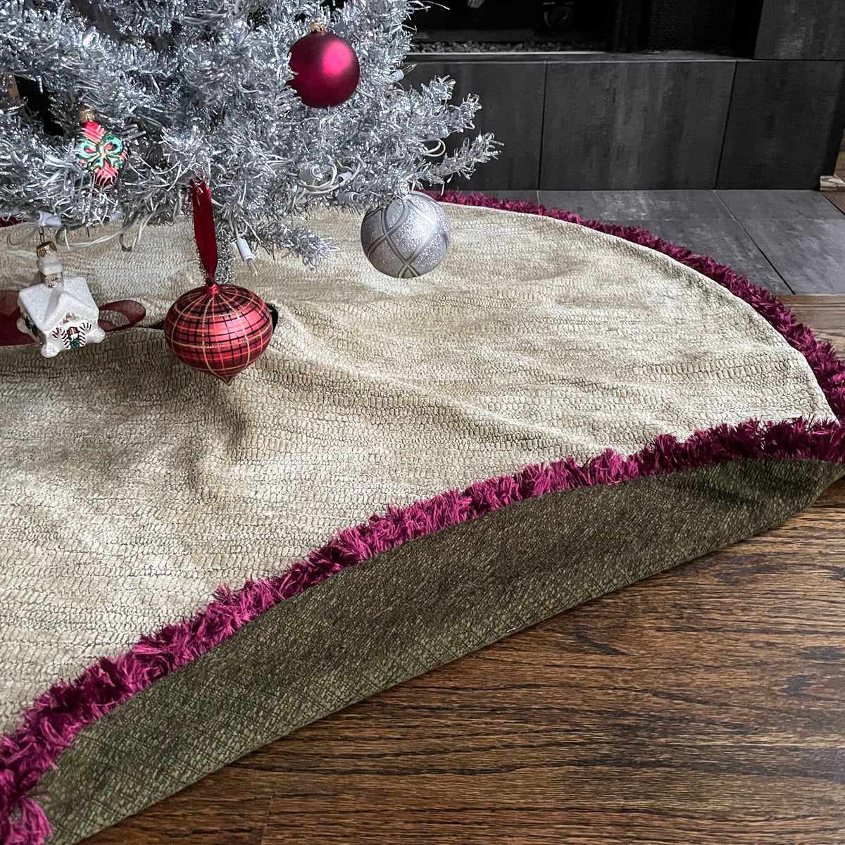 Christmas Tree Skirts - Christmas Tree Skirts / Seasonal Décor