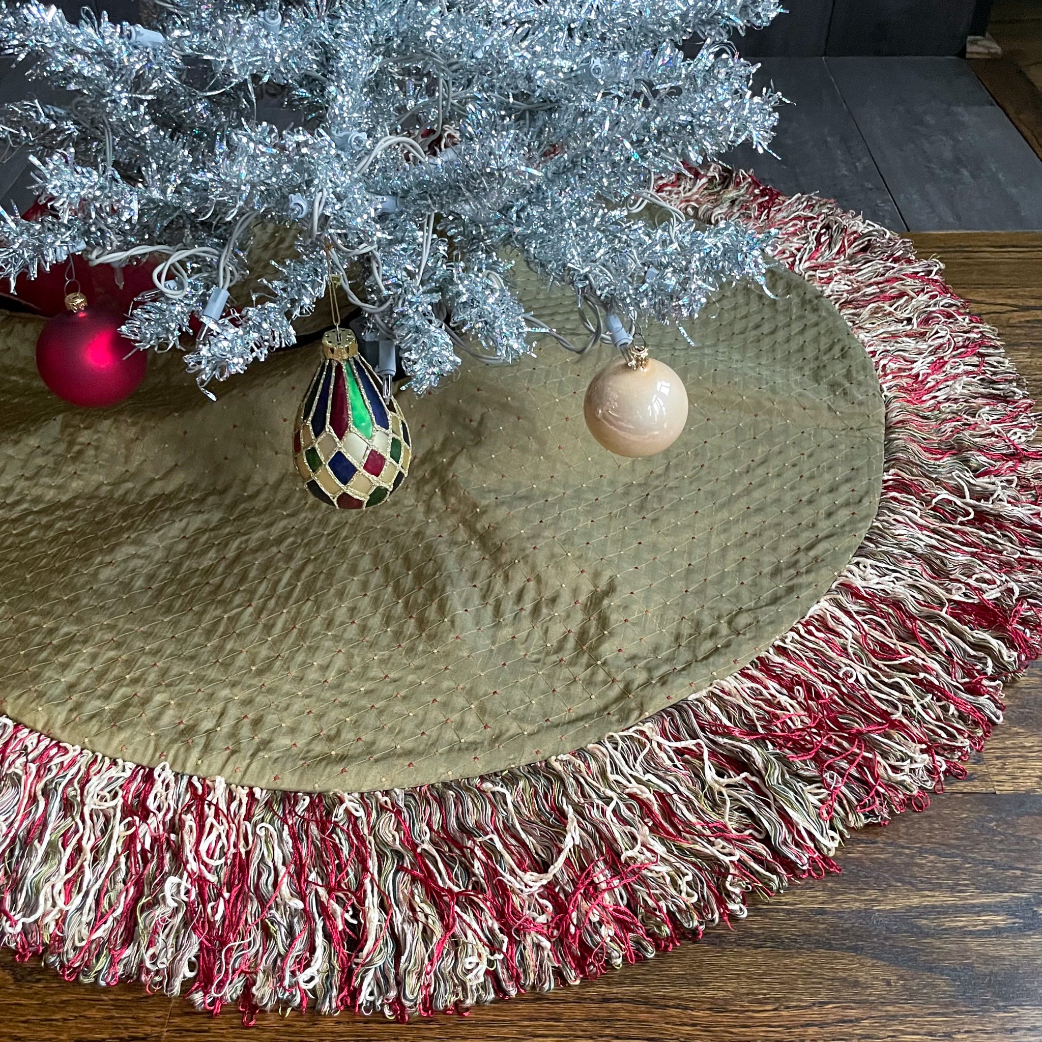 30" Red and Gold Christmas Tree Skirt with 5" Fringe | Reversible